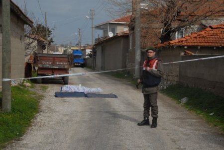 Önce eşini yaraladı, sonra kendini vurdu