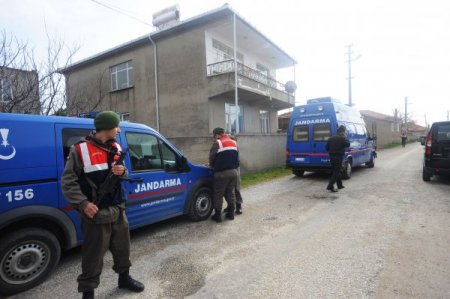Önce eşini yaraladı, sonra kendini vurdu