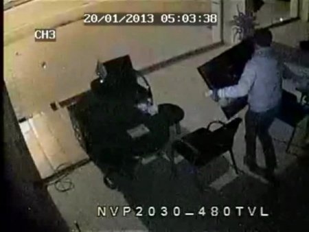 Önce güvenlik kamerasına sonra polise yakalandılar