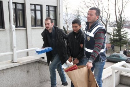 Önce motosikleti çaldılar, sonra güvenlik kamerasına el salladılar