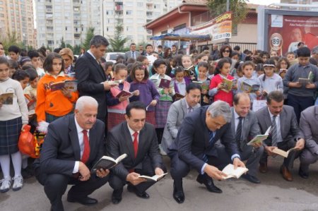 Önce okudular, sonra kitap ve oyuncaklarını bağışladılar