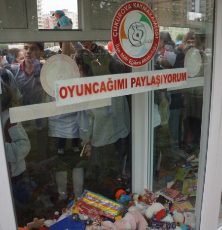 Önce okudular, sonra kitap ve oyuncaklarını bağışladılar