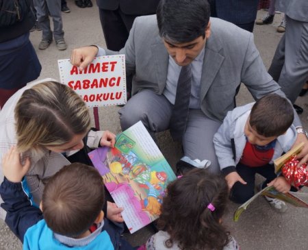 Önce okudular, sonra kitap ve oyuncaklarını bağışladılar
