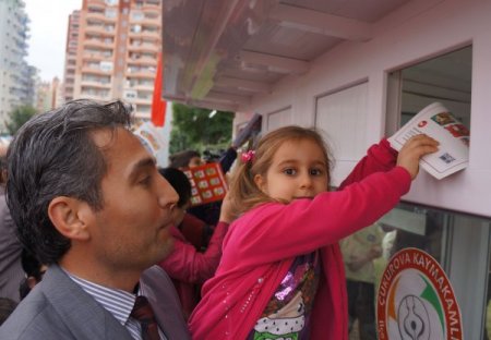 Önce okudular, sonra kitap ve oyuncaklarını bağışladılar