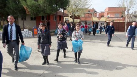 Önce Okullarını Sonra Mahalleyi Temizlediler