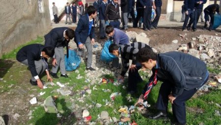 Önce Okullarını Sonra Mahalleyi Temizlediler