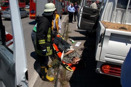 Önce Simitçiye Sonra Direğe Çarptı: 2'si Ağır 4 Yaralı