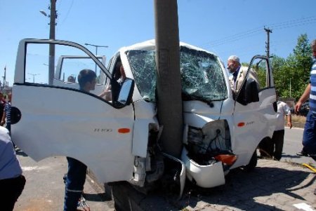 Önce Simitçiye Sonra Direğe Çarptı: 2'si Ağır 4 Yaralı