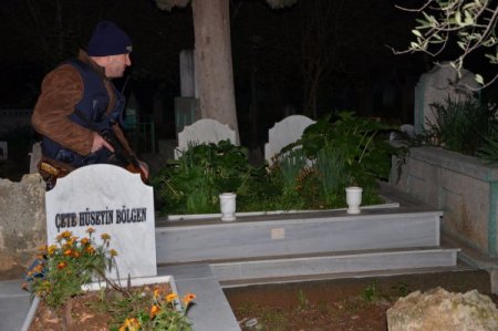 Önce yardım ettiler sonra yaşlı kadının çantasını alıp kaçtılar