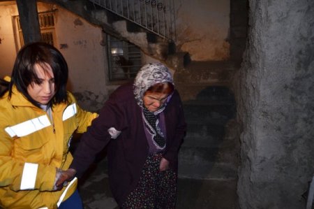 Önce yardım ettiler sonra yaşlı kadının çantasını alıp kaçtılar