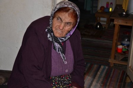 Önce yardım ettiler sonra yaşlı kadının çantasını alıp kaçtılar