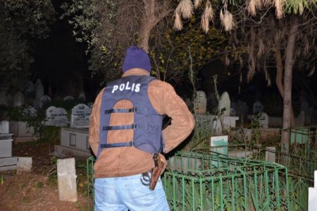 Önce yardım ettiler sonra yaşlı kadının çantasını alıp kaçtılar