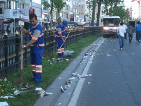 Önce Yürüdüler, Sonra Temizlediler