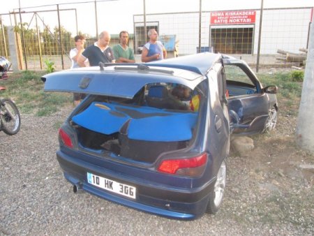 Önüne Çıkan Köpeği Ezmemek İçin Driksiyonu Kırdı Direğe Çarptı