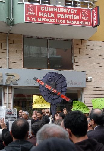 Onur Öymen'i Protesto Eden Tuncelililer, Chp İl Binasına Siyah Çelenk Bıraktı