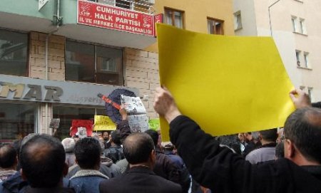 Onur Öymen'i Protesto Eden Tuncelililer, Chp İl Binasına Siyah Çelenk Bıraktı