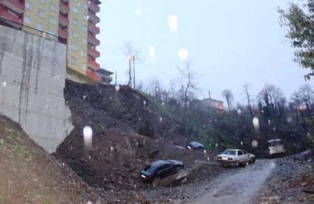 Ordu'da istinat duvarı 4 otomobille birlikte çöktü