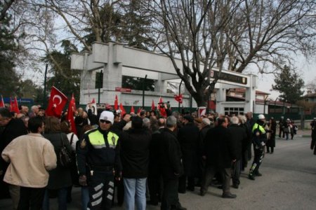 Orduevi Önünde Harbiye Marşı Okuyup, Direniş Çağrısı Yaptılar