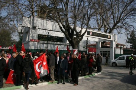 Orduevi Önünde Harbiye Marşı Okuyup, Direniş Çağrısı Yaptılar