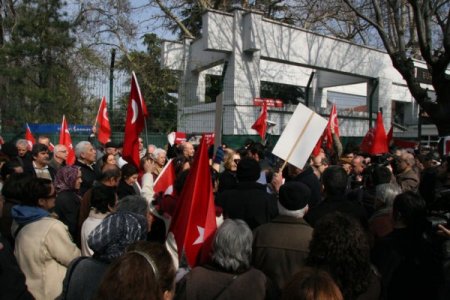 Orduevi Önünde Harbiye Marşı Okuyup, Direniş Çağrısı Yaptılar