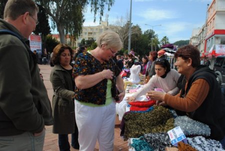 Ördüğü Giysileri Turistlere Satarak Aile Bütçesine Katkı Sağlıyor