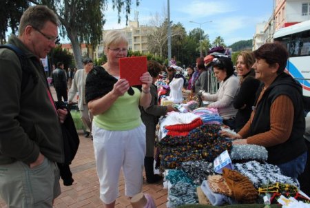 Ördüğü Giysileri Turistlere Satarak Aile Bütçesine Katkı Sağlıyor