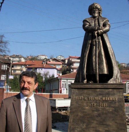 Ordusunu konaklattığı yere 552 yıl sonra heykeli dikildi