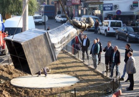 Ordusunu konaklattığı yere 552 yıl sonra heykeli dikildi