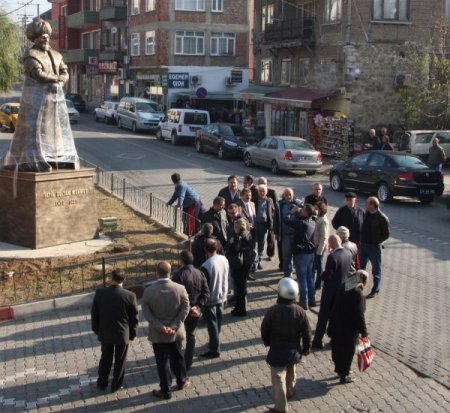 Ordusunu konaklattığı yere 552 yıl sonra heykeli dikildi