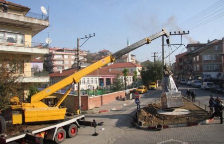 Ordusunu konaklattığı yere 552 yıl sonra heykeli dikildi