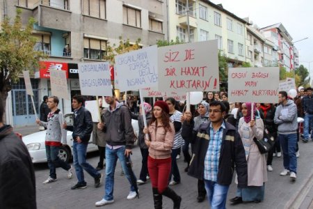 Organ nakline dikkat çekmek için mehter eşliğinde yürüdüler