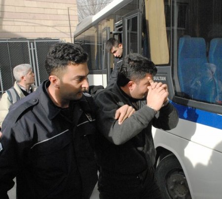 Organize suç örgütü oluşturdukları iddiasıyla 32 kişi yakalandı