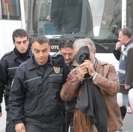 Organize suç örgütü oluşturdukları iddiasıyla 32 kişi yakalandı