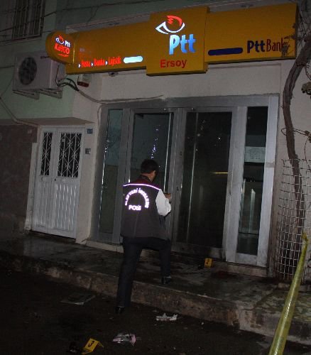 Örgüt Yandaşları Pkk'nın Kuruluş Yıl Dönümünde Ptt Şubesine Molotof Attı