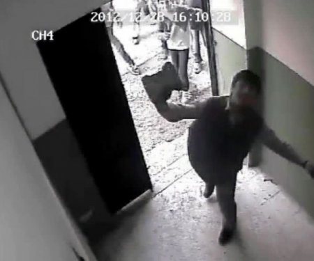 Örgüt yandaşlarının kadın yaşam merkezine saldırısı güvenlik kamerasında