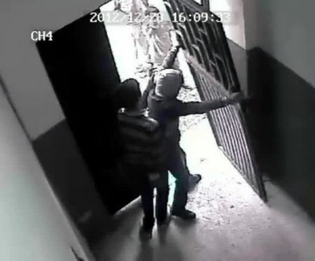 Örgüt yandaşlarının kadın yaşam merkezine saldırısı güvenlik kamerasında