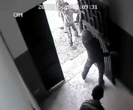 Örgüt yandaşlarının kadın yaşam merkezine saldırısı güvenlik kamerasında