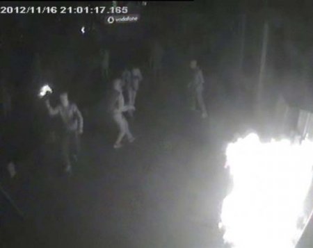 Örgüt yandaşlarının molotoflu saldırısı kamerada