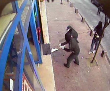 Örgüt yandaşlarının molotoflu saldırısı kamerada