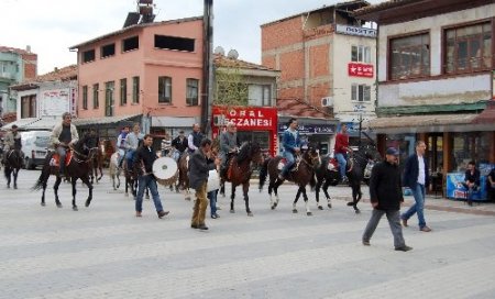 Orhaneli'nde Rahvan Atlıspor Kulübü, atcıların yaptığı gösterilerle açıldı
