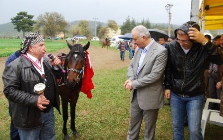 Orhaneli'nde Rahvan Atlıspor Kulübü, atcıların yaptığı gösterilerle açıldı