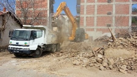 Orhaneli’ndeki virane evler yıkılıyor