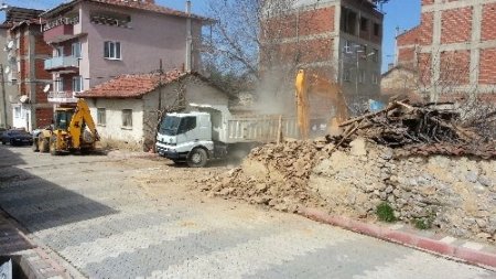 Orhaneli’ndeki virane evler yıkılıyor