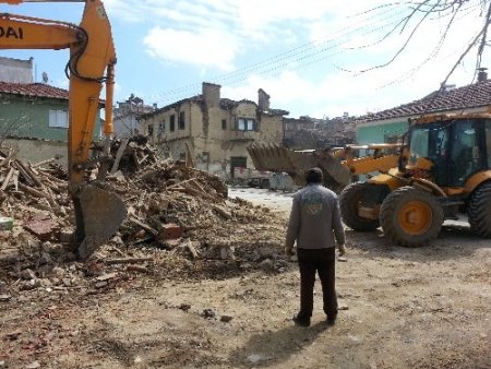 Orhaneli’ndeki virane evler yıkılıyor