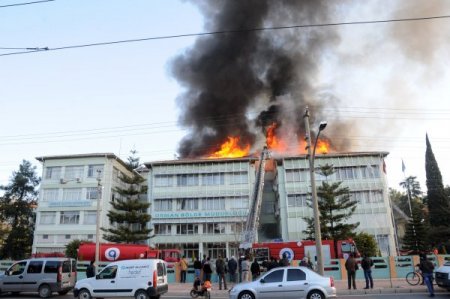 Orman Bölge Müdürlüğü’nün Çatısı Yandı