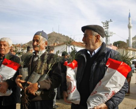 Orman köylülerine ürün veren 5 bin fidan dağıtıldı