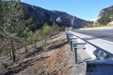 Orman Yangınlarını Önlemek İçin Yol Kenarları Temizleniyor