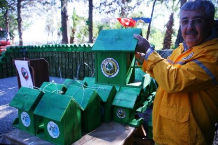 Orman zararlıları ile doğal mücadele için 1000 kuş yuvası dağıtıldı