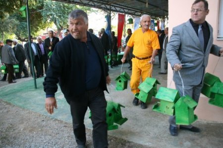 Orman zararlıları ile doğal mücadele için 1000 kuş yuvası dağıtıldı