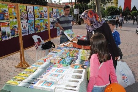 Örnek okurlara her ay düzenli kitap seti hediye edilecek